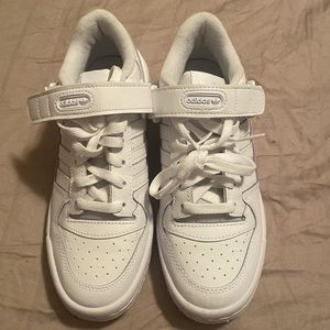 Kids size 4.5 Adidas Forum Low sneaker